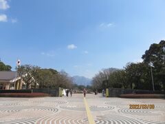 天気がよかったので桜島と桜を見に吉野公園へ
正門の向こうに桜島がドーン