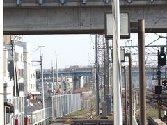 土浦駅

現在の１番線の向かい側にあった旧１番線が筑波鉄道のホームでした。
現在線路は撤去され、関係者以外立入禁止区域となっています。
かつての川口川(現在は道路)に架けられた橋の上に残るのは筑波鉄道の線路でしょうか。


土浦駅：https://ja.wikipedia.org/wiki/%E5%9C%9F%E6%B5%A6%E9%A7%85
川口川：https://kanko.tsuchiura.jp/kawagichigawakomon