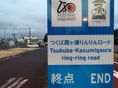 岩瀬駅

予定より1時間程遅れましたが、真っ暗になる前に到着出来ました。
現在駐車場と広場になっている部分に島式ホームが設けられており、水戸線ホームとは跨線橋で結ばれていました。

岩瀬駅：https://ja.wikipedia.org/wiki/%E5%B2%A9%E7%80%AC%E9%A7%85