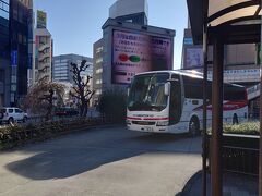 ★8:25
今旅の出発は東京の八王子駅から。昨年秋から走り出した「四万温泉行」のバスに乗車。このバスは四万温泉だけに留まらず、高崎・渋川・伊香保・中之条などでも降りれるのでとっても便利。