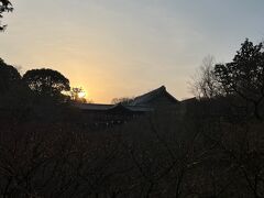 伏見稲荷大社までの１時間半コース。
４人仲良く、京都の街中をサイクリング。

途中、東福寺で休憩。
逆光で見えないけれど^^;
歴史ある橋の上からの眺めは とても美しかった。