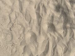 日御碕神社から出雲大社方面に車で移動し
無料駐車場に車を止めて砂浜をてくてく歩いて稲佐の浜へ
靴が汚れまくりましたしレンタカーも砂にまみれました。