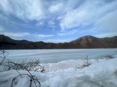 わかさぎ釣りで有名な大沼。
湖面はこんな風に真白に凍っていましたが運転は楽々～