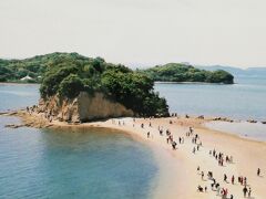 おー！
干潮の時間に合わせて来たので、中余島まで見事に砂の道が出来ています。
人気の観光スポットだけあって、すごい人ですね。
中余島までの道を歩けるのは、干潮の前後2時間程度だけです。
また、季節によって干潮時間も変わるので、訪れる際は潮見表での事前チェックをお忘れなく。