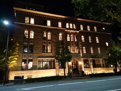 晩ご飯を食べに京都市役所駅に向かって歩いていると、とても目を惹く建物が現れます。
島津製作所旧本社ビルです。
国会議事堂の設計で知られる武田五一巨匠による近代建築は、今ではノスタルジックな趣を感じさせてくれますね。
現在は、フォーチュンガーデン京都として、レストラン、結婚式場にもなっているようです。