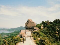 登り始めて約20分、ようやく山頂に着きました。
あれが小瀬石鎚神社の御神体『重岩』です。