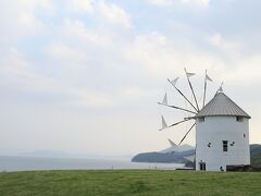 これがギリシャ風車です。
この風車は、小豆島と姉妹島提携を結ぶギリシャのミロス島との友好の証として、平成4年に建設されたそうです。
夕方に来てしまったのであまりきれいには見えないですが、昼間に来ると青い空と青い海、緑の芝生、そして白い風車とまるで日本ではない様な絶景を見る事が出来ます。
小豆島で最も映えるスポットの一つです。