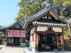 右は寿老神堂、寿老神を祀るお堂です。
左は大黒堂、財福の神さまである大黒天をお祀りしているお堂です。
