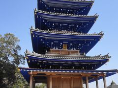 五重塔。
平成二十九年に再建されたこの五重塔は他にはない深い青色をしており、東方を守護する聖獣、青龍の名を冠して「青龍塔」と名付けられました。