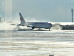 函館市内散策、まずは函館空港展望デッキへ。
どの街に行っても、空港見学と飛行機撮影は外せない。

雪が積もる空港での撮影は初めて。
着陸機が滑走路の雪を舞い上げる。
すごい迫力。