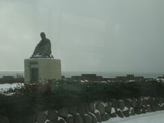 石川啄木の記念碑。
少し寒そう。