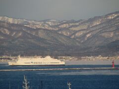 朝の函館沖。
津軽海峡フェリーが出港したところ。