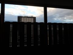 おはようございます。。。

朝から「露天風呂」を楽しんでいます♪。

上のほうだけ開いています♪。
丸見えになっちゃうからねー。