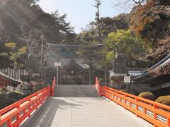 火の神・台所の神である「荒神さん」として広く親しまれている、神仏習合の古刹「清荒神清澄寺」。
創建は平安時代の896年（寛平8年）で、宇多天皇から「日本第一清荒神」の称号を下賜された由緒あるお寺です。
神社の風景と仏閣の風景が同居して、境内には数々のパワースポットが点在しています。