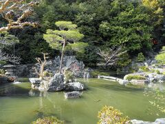 池泉を中心とした豪華な石組を配する池泉回遊式庭園です。


