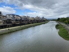 午後の部に入る前に昼食に行きます。ごはんやお茶は普段見てるインスタとかで映えてるところからその日の行動範囲にあるものに行ってみようと思っていました。この日は鴨川沿いに出て先斗町に向かってみます。