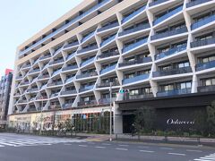 東京・麻布十番『Oakwood Hotel & Apartments Azabu Tokyo』

2022年1月14日に開業した『オークウッドホテル＆アパートメンツ
麻布』の外観の写真。

同年2月にこの付近を通った時に、こちらのバルコニー付きの
斬新な9階建ての建物に気付きました。
自宅に帰ってからホテルのウェブサイトをチェックし、
よさげだったので宿泊の予約を取りました。

このホテルの外観デザインは、株式会社LIV建築計画研究所が手掛け、
「麻の葉文様」をモチーフとして採用し、見る位置・角度によって
見え方を大きく変化させる立体的なデザインとしました。
また、バルコニーに設置されている照明によって昼夜の表情に
差をつけることで、様々な表情を魅せながら麻布の街並みに彩りを
創出します。

ここまでのブログはこちら↓

<【シャトレーゼ】西麻布店がオープン！高級版YATSUDOKIプレミアム
のアップルパイが絶品！和牛焼肉【ジ・イノセント カーベリー】の
和牛コース★鮨屋【スシトウキョウテン】六本木店でおまかせを♪
麻布十番のたまご専門【本巣ヱ 東京本家】濃厚たまごパン★
【茶房 ヒサヤ ラウンジ】東京麻布十番店のモンブラン★
ミシュランフレンチ【スブリム】でランチ★『東京タワー』の展望台>

https://4travel.jp/travelogue/11736109

<六本木『グランド ハイアット 東京』【フレンチ キッチン】の
桜といちごのアフタヌーンティーをいただきます♪ハンバーガー
【エーエス クラシックス ダイナー】六本木★麻布十番の
さつまいも専門カフェ【望月】で焼き芋モンブラン>

https://4travel.jp/travelogue/11743148