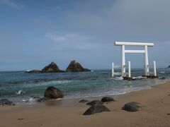 糸島　桜井二見ケ浦　海は玄界灘
夫婦岩（左：女岩、右：男岩）と白い鳥居。