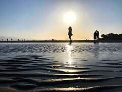 夕方に合わせて父母ヶ浜へ！
インスタで、日本のウユニ塩湖と称されておりましたので、映えな写真を撮りたいと思ったのですが、風が強く水面が揺れてうまく撮れませんでした．．．。
それでも綺麗です。ところどころにみかん？が浮いていました。