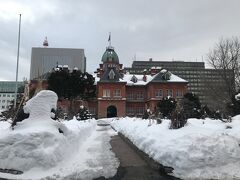 時間があるので大通りまで散歩です。途中、赤れんが庁舎こと北海道庁旧本庁舎に寄り道。雪景色の中で観るのは初めてなので何かうれしい