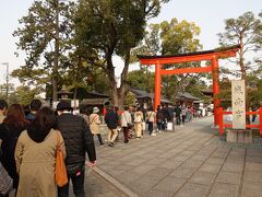 　９：００の開門時には５０ｍ以上の行列。今日は枝垂れ梅が満開になって最初の土曜日で、しかも温暖な春の日和。多いのは当然です。