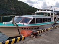 「ローソク島」へ行く遊覧船に乗り換えます。
貸し切りバスはここまでで、帰りはジャンボタクシー相乗りです。