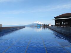 到着です！この誰もいない風景を撮りたかった！

…のだけれど、この水盤の手前から常に水が注がれていて
無風だけど何だか波打ってしまいます(T_T)