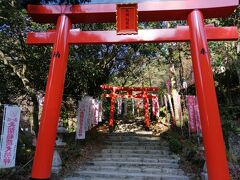 それは知らなかった！
天満宮竈門神社に行く前に、天開稲荷社へ行かなきゃ。

梅の木や茶店がある本殿の北の坂道を上がり、遊園地を横目で見て・・