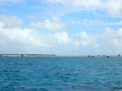 そこそこシュノーケリングをしたら幻の島(浜島)へ
その頃には晴れ間も見えてきてより海が綺麗