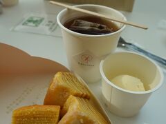 羽田空港2タミのCAFÉねんりん家で朝食代わり、あったかくて甘くて元気がでるホットバームクーヘンセット。（720円）
トッピングにバニラアイスついてます。

https://www.nenrinya.jp/shop/haneda_02.html