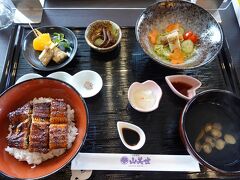 私は素焼サラダ等々がついた鰻丼 松(4,000円)を。
お吸い物は シジミよりふつうの肝吸いのほうが好みだなぁ。
やっちま初体験の内臓煮付けは、鰻重(5,000円)を食べていたダンナさんにあげました。