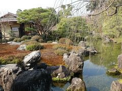 　池泉回遊式の庭園。