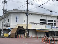 ナビが盛んに大雨と冠水警報を伝えてくるが高速走っているからどうしようもない。
そのうちゲリラ豪雨に遭遇して周りが全く見えないホワイトアウト状態。
10ｍほど前を走っている車のテールランプを目印に、時速40キロ以下で走らざるを得なかったので、本部町には予定より遅めの午後1時半に到着しました。