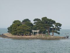 宍道湖にうかぶ唯一の島、嫁ヶ島を眺めながら