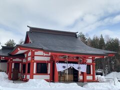 スキー場に向かう途中にあった神社です。
朱色がきれいです。
鳥居にフラヌイ大注連縄がかけられていて、
北海道神宮の神門にあるのと同じだそうです。
格式が感じられます。
ちなみに隣はラベンダー公園です。