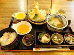 駅に近い「可乃古」という和食レストランでランチをいただきました。最初の京都での食事ということもありテンション絶頂。見た目だけでなく味もよくお店もきれいでお手頃価格。二人とも大満足でした。