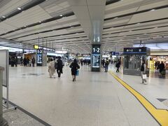 19時38分。
在来線に乗って新大阪駅に着きました。