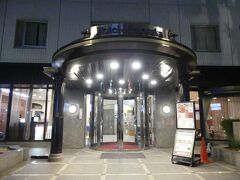 これを抜けた所にある「ホテル新大阪」に宿泊いたします。
歯ブラシ・タオル類等は各自持参、又はフロントで購入するという"アメニティ一切無し"という、税込\3,300-のプランです。

寝るだけだし、お泊りセット持ってきたし、丁度新幹線の差額くらいだし、これで充分です。
おやすみなさーい！



　＜Part5 https://4travel.jp/travelogue/11743742 へ続く＞