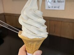 私より少し早く着いた主人が昼食を取っていたので、隣でくるみソフトクリームを食べました。
道の駅スタンプブックを見せると50円キャッシュバックしてくれます。
暑い日だったので、美味しく頂きました。