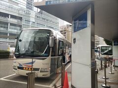 15時発のバスに乗ろうと思って乗り込んだら既にいっぱい。

知らない人の隣に座るのはお互いに嫌なので、運転士さんに切符を返してもらって次のに乗ることにしました。
臨時便が出ていたので次は10分後。

次の便は満席にならず車内はゆったりしていました。 


しかし成田空港って遠いんですね。
隣の県の端の方ですもんね…