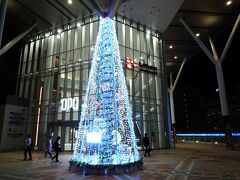 ゆいレールで旭橋駅まで戻って来ました、

那覇オーパの広場に在るX’mas・イルミネーションツリーが綺麗なので一枚！。