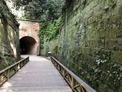 トンネルが見えてきます。