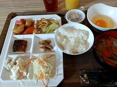 翌日の朝食はホテルで。
ほんと、GWで1泊5千円もせず、朝食まで付いているって凄い。
