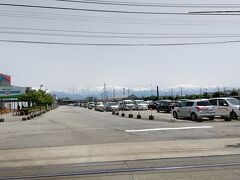 競輪場前駅で下車。富山の山々が綺麗に見えました。