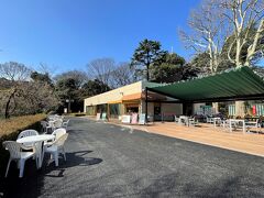東京・新宿区『新宿御苑』の【レストランゆりのき】の写真。

こちらの新しい建物内に【環境省新宿御苑管理事務所】にあった
「サービスセンター」が移転しました。

ホワイトのテーブル＆チェアからは梅の木が見られます。