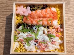 東京・新宿区『新宿御苑』【レストランゆりのき】

和食＆甘味処【つぶら乃】で購入した「姫ちらし 海老と蟹」の写真。

桜の花びらは山芋をピンクで色づけしたのかな。酸味があります。
ちらし寿司はおいしかったです。