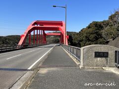 そして、『万関橋』へ。
歩いて渡ることに。