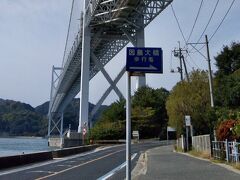 しまなみ海道サイクリング。まず最初の橋は、向島から因島に渡る「因島大橋」。橋は2階建て構造で、上が自動車。下に、歩行者と、自転車と原付バイク用の道が分かれてありました。