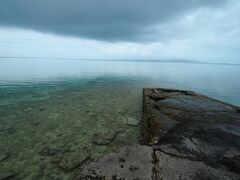 西桟橋に行った時には結構曇ってました。

天気が不安定でちょっと前まで雨が降ってたので下が濡れてて、この先端辺りで足を滑らせて尻もちをついてしまいました汗汗
持ってたカメラも叩きつけてしまって付けてた望遠レンズが壊れてしまいました。カメラ自体は問題なかったのが不幸中の幸いでした。
皆さん足元に気を付けてね！
