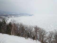 プユニ岬からのオホーツク海
流氷がまだら模様で、今回見たかった絶景でした